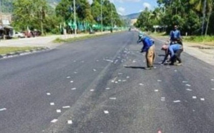 Tiền mặt rơi khỏi cốp xe, vương vãi trên đường và câu chuyện buồn phía sau
