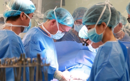 Việt Nam lần đầu ghép tim nhân tạo bán phần