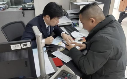 Người đàn ông gửi tiết kiệm 3 triệu, được nhân viên hứa trả 3 tỷ, 25 năm sau đi rút thì nhận được thông báo: Chúng tôi không có mức lãi suất này