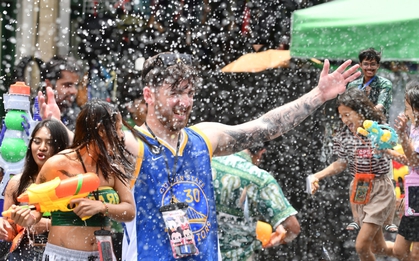 Songkran 2025: Du khách Việt và quốc tế mở màn cực sớm, nhìn “đồ nghề” mà choáng váng