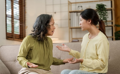 Tháng nào mẹ cũng đòi tôi trả 3 triệu tiền trông cháu, đến khi tôi giặt áo giúp chồng thì mới phát hiện ra toan tính của bà
