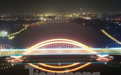 Chiêm ngưỡng cây cầu 'lọng vàng' độc nhất vô nhị khi về đêm