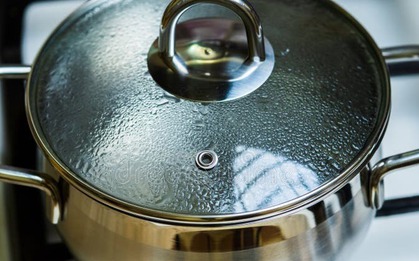 "Bí mật" ít người biết về chiếc lỗ nhỏ trên nắp nồi inox, nghe xong mới thấy IQ nhà sản xuất "ở cái tầm"!