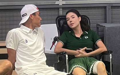 Lộ khoảnh khắc siêu mẫu Kỳ Hân phờ phạc ngồi xe lăn trên sân pickleball sau chấn thương gãy chân gây sốc