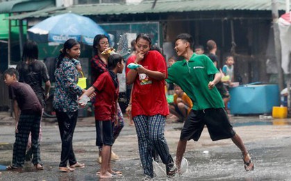 Myanmar đón Tết trong đống đổ nát và động đất mới tiếp nối: Xót xa hình ảnh những đứa trẻ chơi té nước giữa khó khăn chồng chất