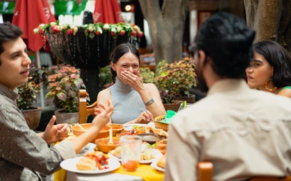 Cấp trên mời cả phòng đi ăn nhưng đồng nghiệp nhắc khéo "trả tiền giúp sếp đi", cách người EQ cao đối đáp khiến ai cũng kiêng nể