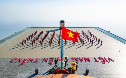 Du lịch cả nước rực đỏ dịp 30/4: nơi dựng bản đồ Việt Nam bằng màu cờ sắc áo, nơi tái hiện “Gian hàng Giải Phóng”