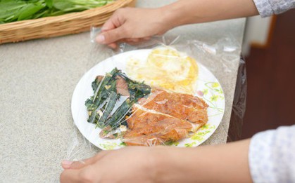 Đến giờ tôi mới nhận ra dùng màng bọc thực phẩm theo 4 kiểu này là “đầu độc” chính mình!