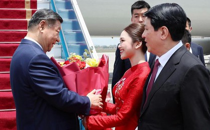 Nữ sinh Học viện Ngoại giao chia sẻ khoảnh khắc tặng hoa Tổng Bí thư, Chủ tịch nước Trung Quốc Tập Cận Bình