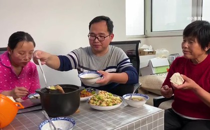 Cả ngày thấy con dâu đóng cửa im ỉm, tôi sang thăm thì choáng váng trước khung cảnh trong nhà, càng sốc với lời tiết lộ của con trai