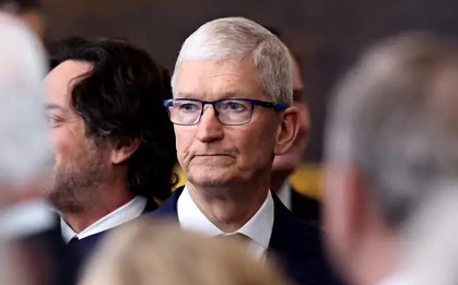 Báo cáo tiết lộ lý do Tổng thống Trump miễn thuế cho iPhone, laptop từ Trung Quốc - Tất cả là nhờ CEO Tim Cook?