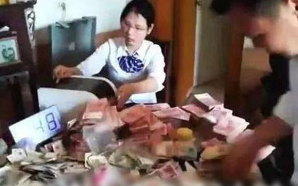 Dọn dẹp căn nhà của bà lão độc thân vừa qua đời, bất ngờ phát hiện 5 túi tiền mặt trị giá 3,4 tỷ đồng