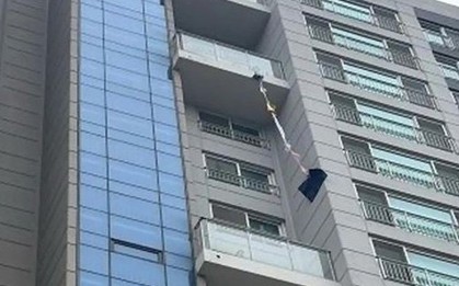 Ra ban công tưới cây, cụ bà 70 tuổi gặp "sự cố nhớ đời"