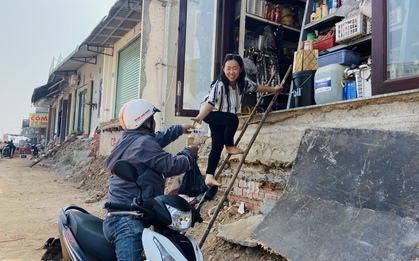 Cảnh tượng lạ ở nơi người dân phải bắc thang 2 mét vào nhà: Đau chân, chuột rút không chừa một ai!