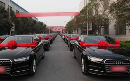 Công ty mua 50 chiếc xe Audi làm phần thưởng cho nhân viên, nhưng tất cả đồng loạt nổi giận sau khi nhận chìa khóa: Ai thích thì đi mà lái!