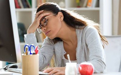 'Tôi làm việc từ 7 rưỡi sáng đến 11 rưỡi tối': Tâm sự của 1 cựu nhân viên ngân hàng phố Wall phải dùng thuốc vì quá stress
