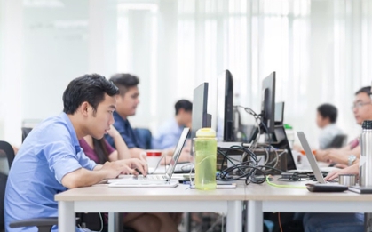 Công ty như nhà tù: Nghỉ trưa phải ngồi tại chỗ, cấm dùng điện thoại