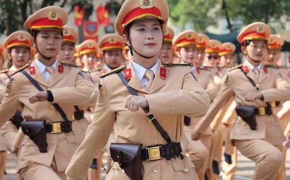 Ảnh: Những 'bông hồng thép' của lực lượng Công an say mê luyện tập cho lễ diễu binh, diễu hành 30/4/2025