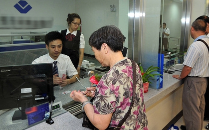 Cặp vợ chồng đến quầy giao dịch hỏi một câu, nhân viên ngân hàng lập tức báo cảnh sát