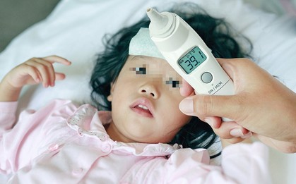 Bị sốt sau khi tiêm vắc xin sởi có đáng lo không, khi nào cần tới bệnh viện?
