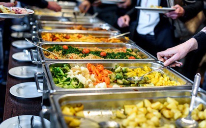 2 người phụ nữ mua suất buffet 350.000 đồng/người, gói gần 3 triệu đồng tiền đồ ăn đem về vẫn khẳng định: “Chúng tôi hơi thiệt thòi”