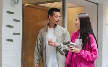 Ảnh hiếm tiền đạo xuất sắc nhất CLB Hà Nội thân mật với vợ là ái nữ cựu chủ tịch CLB Sài Gòn trên phố