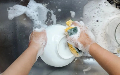 5 kiểu rửa bát còn độc hại hơn "chỉ nhúng qua nước rồi cất lên kệ", nhiều gia đình mắc phải