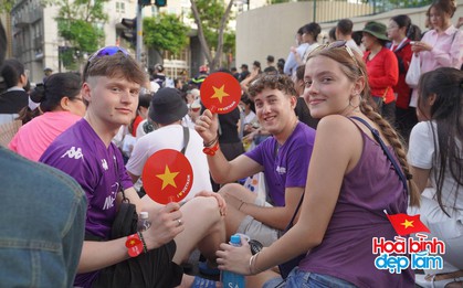 Khách Tây đội nắng cùng người dân TP.HCM lần đầu làm 1 điều đặc biệt nhân dịp lễ 30/4, biểu cảm ai cũng đầy háo hức