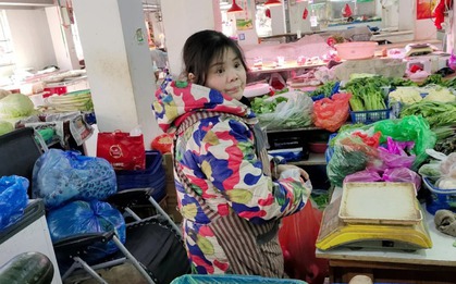 Theo chân người phụ nữ bán rau ở chợ về đến nhà, choáng váng vì cuộc sống thật: "Phú bà" cũng chỉ đến thế!