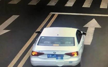 Ô tô 4 chỗ vượt 6 lượt đèn đỏ liên tiếp bị yêu cầu dừng xe: Cảnh tượng trong xe khiến CSGT thay đổi thái độ, mời đi luôn