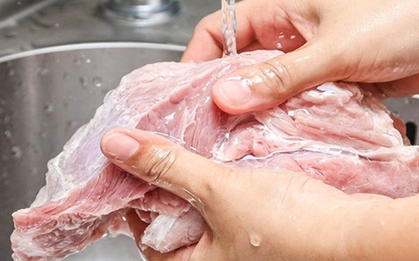 Rửa thịt lợn theo cách này chẳng khác nào “tắm” cho vi khuẩn – Vậy mà 70% người nội trợ làm sai