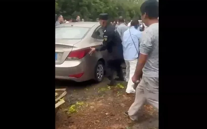 Xe điên lao vào đám đông trước cổng trường học tại Trung Quốc, nhiều người bị thương