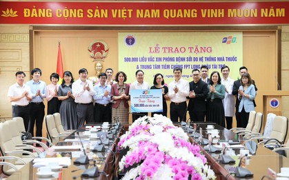 Bộ Y tế tiếp nhận nửa triệu liều vắc xin sởi do FPT Long Châu trao tặng