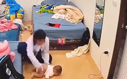 Cô bé run rẩy, sợ hãi vì lỡ làm em ngã, hành động của người mẹ khiến ai nấy nín lặng