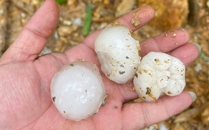 Mưa đá to bằng quả trứng ào ào trút xuống Hà Giang