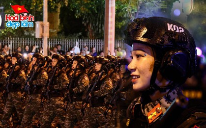 Toàn cảnh buổi sơ duyệt diễu binh, diễu hành tối 25/4 trên đường Lê Duẩn