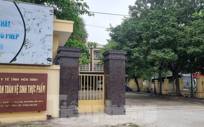 Công an làm việc với Chi cục An toàn vệ sinh thực phẩm Hoà Bình về việc 305 nhãn hiệu sữa giả