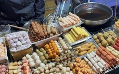 Nguy cơ tích tụ độc tố gây ung thư từ 'xiên bẩn' mất vệ sinh ven đường