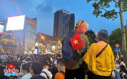 Khách Tây hoà vào dòng người đi xem sơ duyệt diễu binh: "Lăn xả" để chụp ảnh, dù trời mưa nhưng tinh thần vẫn phấn khởi