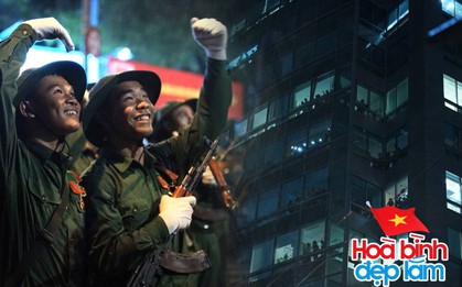 "Phần thưởng" cho những ai OT tối 25/4: Nhìn toàn cảnh sơ duyệt diễu binh từ trên cao, lại còn được các chiến sĩ vẫy chào một cách đặc biệt!