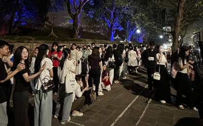 Ngay lúc này: Giới trẻ xếp hàng đông nghịt, chờ hơn 1 tiếng để vào Văn Miếu Quốc Tử Giám vì được miễn phí vé tour đêm