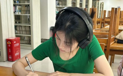 Một người trẻ hỏi DeepSeek: "Sao tôi luôn thấy mình vô dụng dù làm việc không ngừng?" - AI vẽ ra biểu đồ lạnh lùng khiến cô ôm mặt khóc