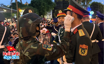 Tình cờ lướt qua cử chỉ yêu thương của cặp đôi chiến sĩ, nam quân nhân có biểu cảm mặn mòi "lên xu hướng"