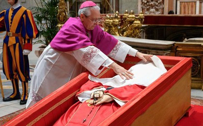 Vatican thực hiện nghi lễ đóng nắp quan tài Giáo hoàng Francis, biển người đổ về