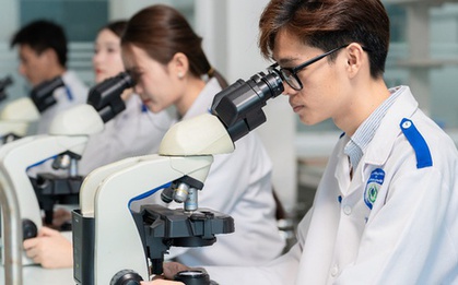 HUTECH đón nhận Cờ Thi đua của Chính phủ tại Lễ kỷ niệm 30 năm thành lập