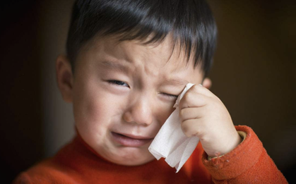 Bé trai 4 tuổi ngày nào cũng nghe tiếng động lạ từ phòng bố mẹ, cô giáo bật khóc khi biết sự thật