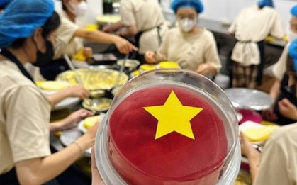 Làm “bánh yêu nước” có hình cờ đỏ sao vàng, cửa hàng bán 800 chiếc một ngày