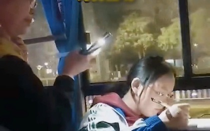 Người phụ nữ bất ngờ có hành động bất ngờ với nhóm học sinh trên xe buýt, cả xe vỗ tay ủng hộ
