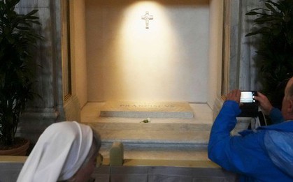 Dòng người dài viếng ngôi mộ vô cùng đơn giản của cố Giáo hoàng Francis