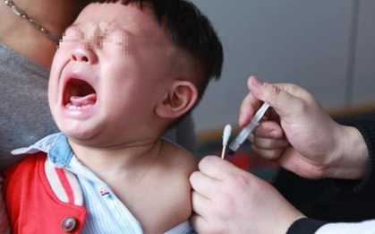 Có nên tiêm vắc xin sởi khi trẻ đang ho, sốt nhẹ?